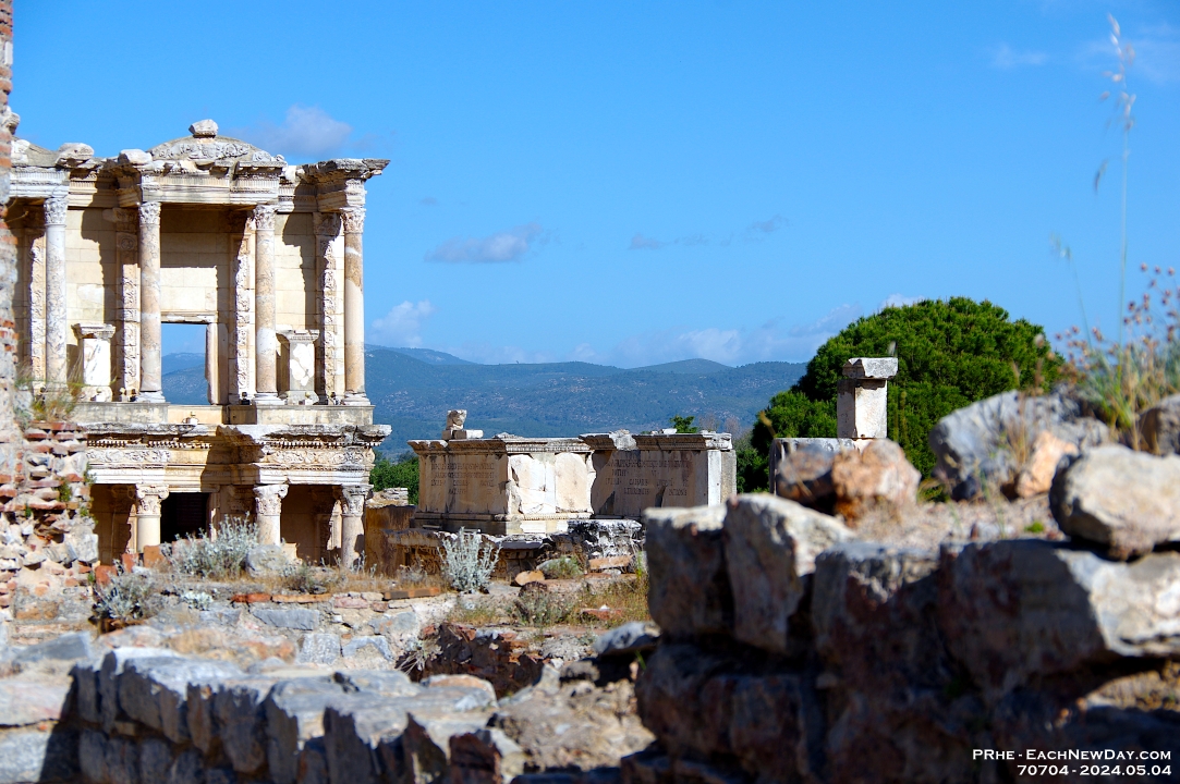 70704LeUsm - Footsteps of Paul - Exploring the ruins of Ephesus